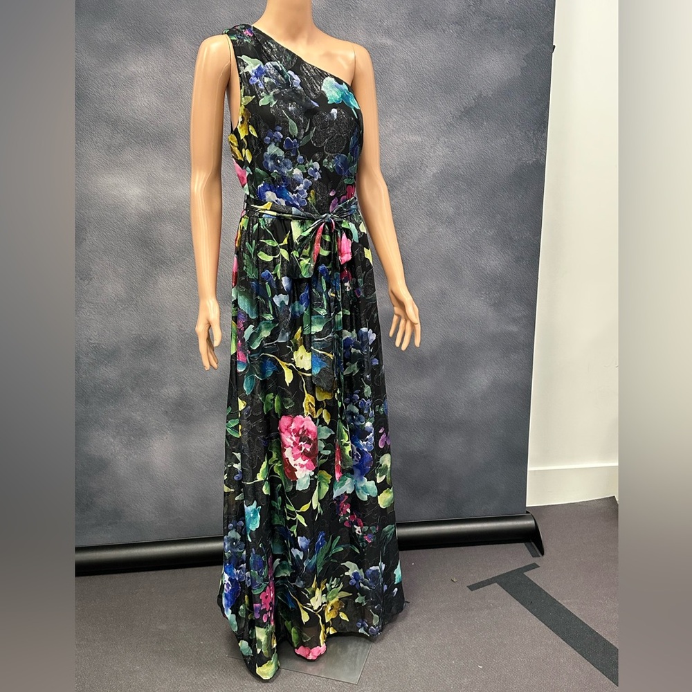 Elegant Black and Blue One Shoulder Dress
Size 14. Runs a bit small.